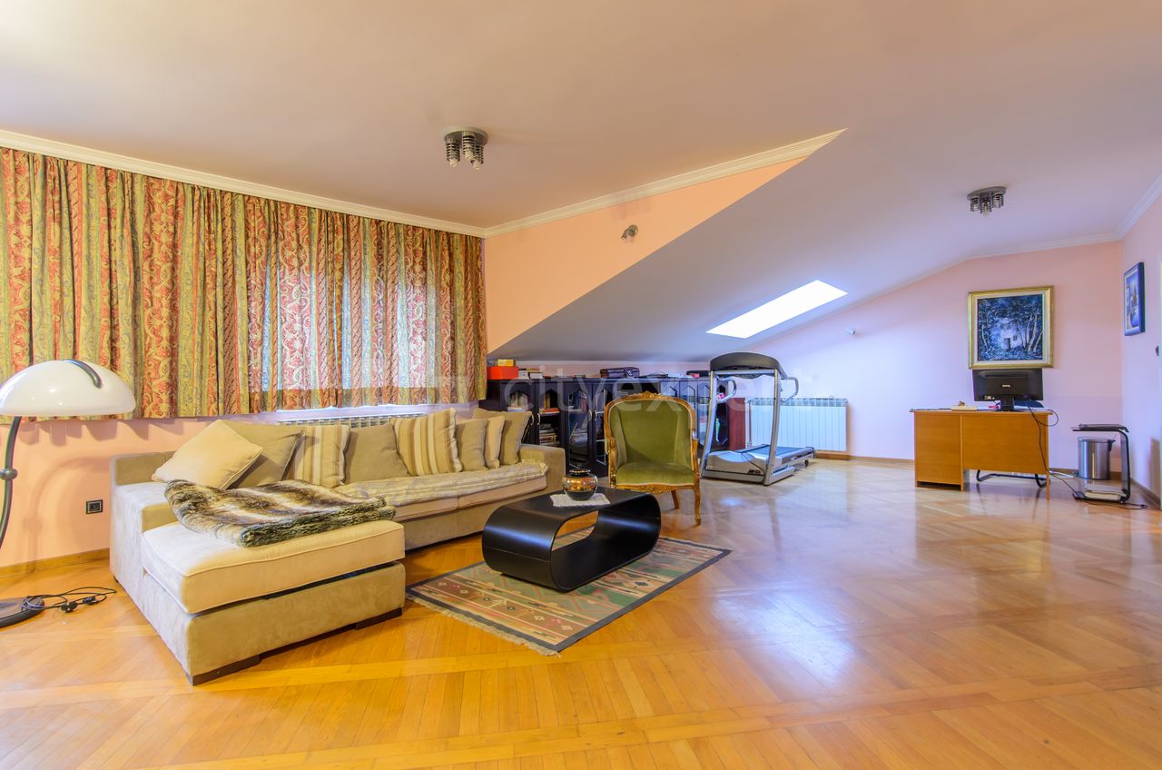 4.0 stan za izdavanje — Maršala Birjuzova, Centar, Stari grad, 350m², 2000€