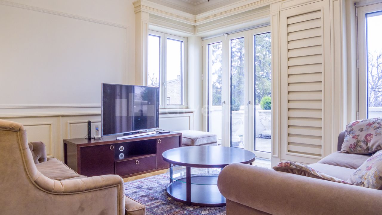 3.5 stan za izdavanje — Vladete Kovačevića, Senjak, Savski venac, 172m², 3200€