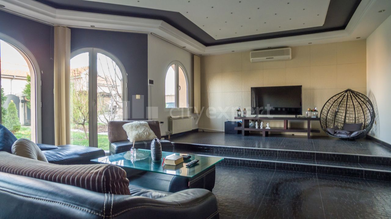 5.0 stan za izdavanje — Matice srpske, Mirijevo, Zvezdara, 250m², 1600€
