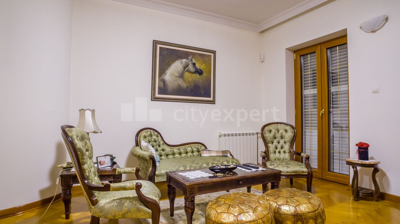 5.0 stan za izdavanje — Vojvode Vlahovića, Naselje Veljko Vlahović, Voždovac, 450m², 2500€