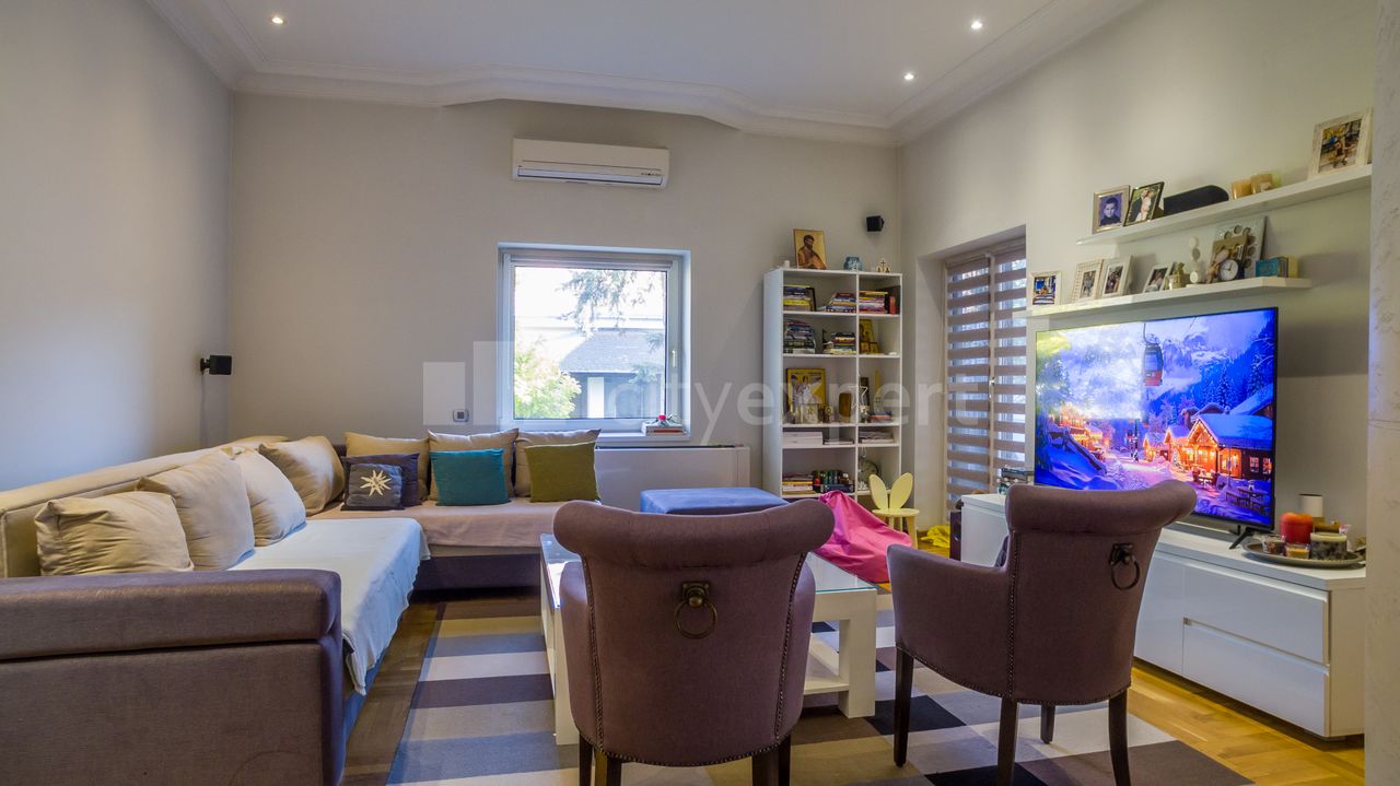 5.0 stan za izdavanje — Slobodana Glumca, Altina, Zemun, 400m², 2500€