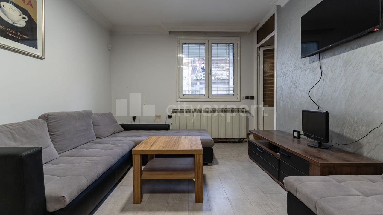 5.0 stan za izdavanje — Dositejeva, Donji grad (Zemun), Zemun, 220m², 2000€